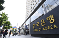 BOK raises growth view as it holds rate, warns against V-shaped recovery