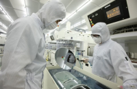 Shares of parts makers outshine chips, display giants