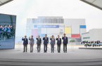 Samsung chief Lee vows bold investment to bolster chip R&D capabilities
