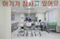 High- and low-income S.Koreans alike reluctant to have babies: Survey