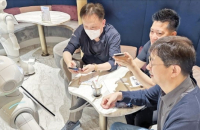 S.Korea’s mobile carriers seek future from service robots