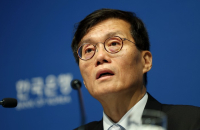 BOK chief signals rate cut; warns of rising housing prices