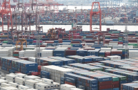 S.Korea’s exports stand firm thanks to record chip sales