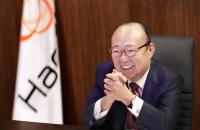 Hanwha gears up for 3rd-generation leadership with chairman’s stake gift