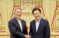 President Lee meets Hyundai, LG chiefs, promotes ‘one team’ approach